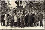 Gruppenbild mit Anhang vor dem Denkmal Herzog Heinrich dem Frommen auf dem Markt von Marienberg zum 75.Geburtstag des Posaunenchores