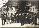 Zum Weihnachtsmarkt blst der Posaunenchor "unterm Baum"